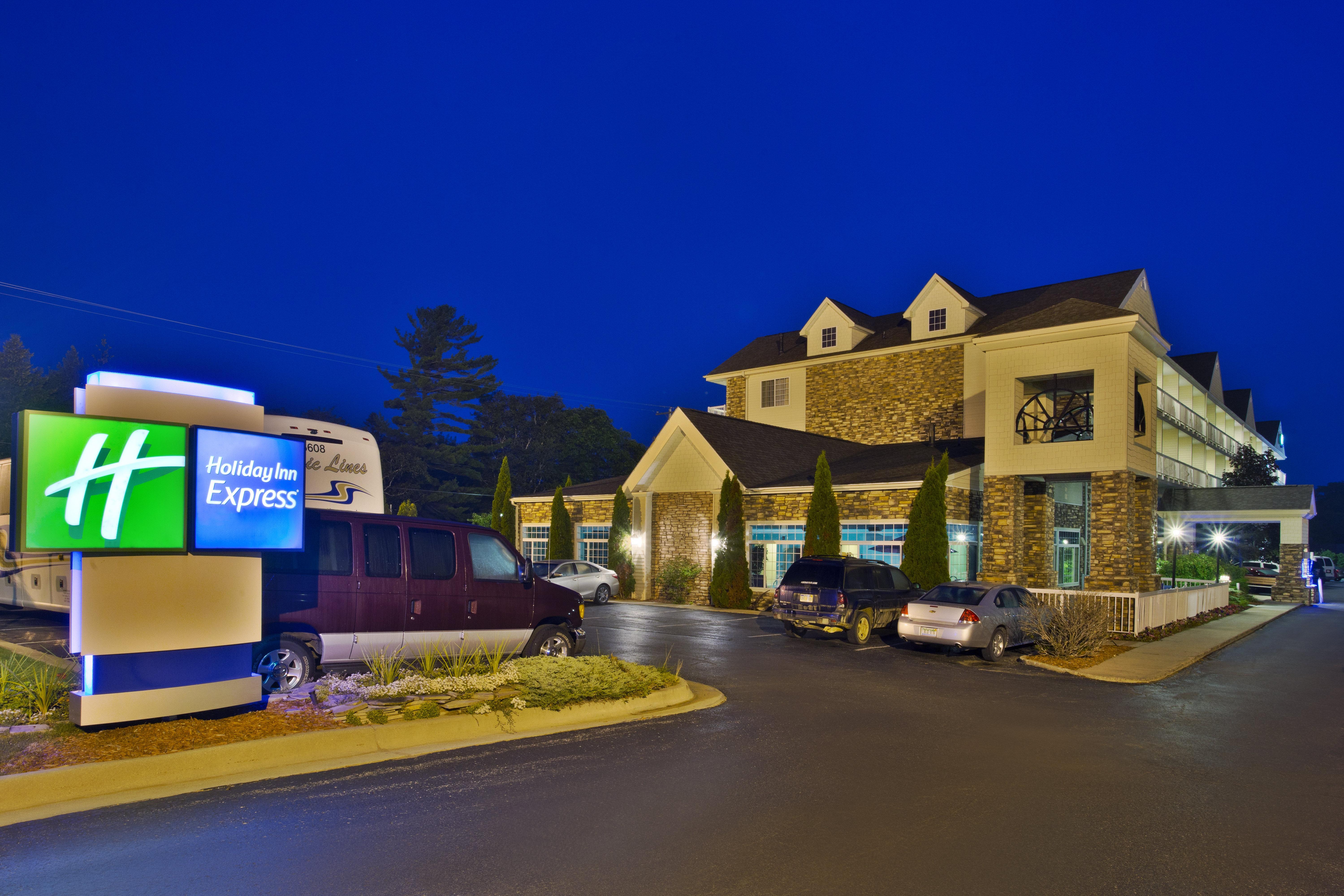 Holiday Inn Express Mackinaw City By Ihg Экстерьер фото