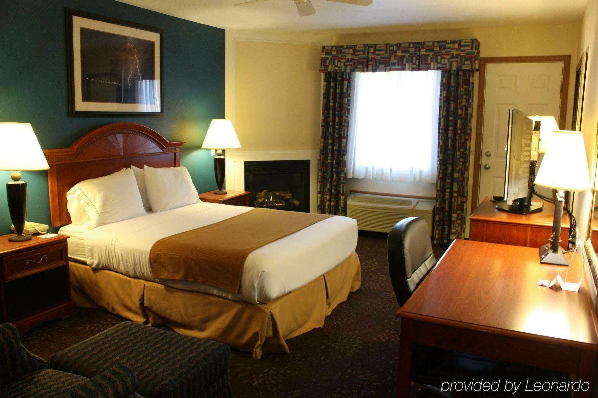 Holiday Inn Express Mackinaw City By Ihg Экстерьер фото