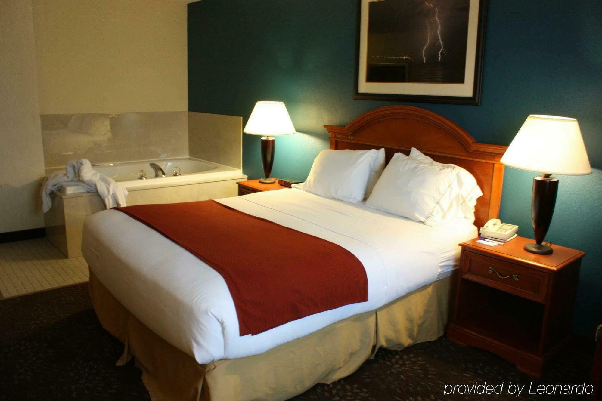 Holiday Inn Express Mackinaw City By Ihg Экстерьер фото