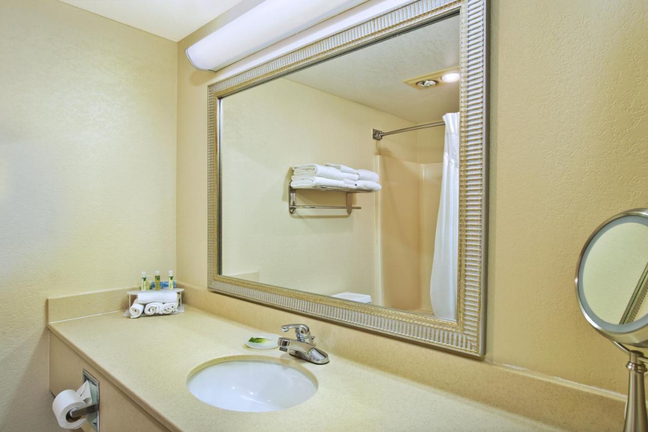 Holiday Inn Express Mackinaw City By Ihg Экстерьер фото